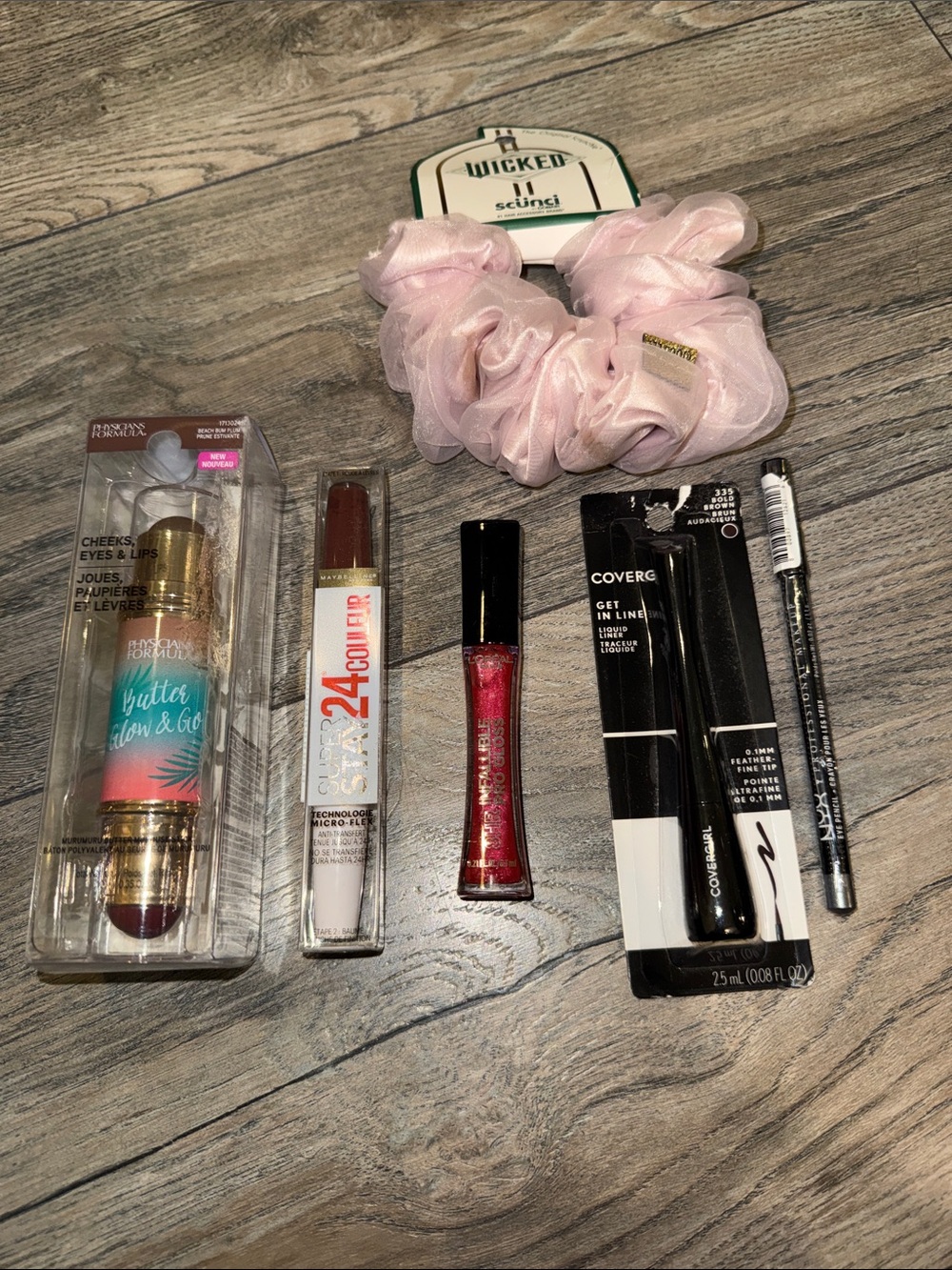 Assorted Makeup Set & Scrunchie